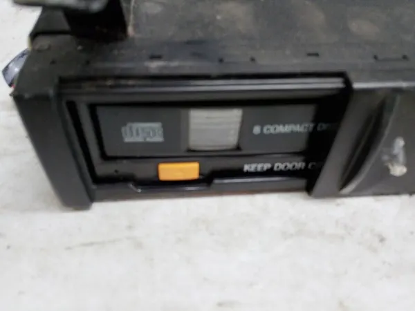 Mudador CD Volkswagen usado OEM 95VW-18C849-BA image 5