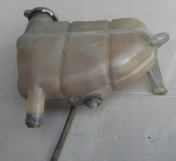 Kühlmittelbehälter Mercedes W124 E250d 1995 OEM 1245001349 image 2