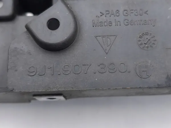 Porsche Taycan framsätesbältefäste OEM 9J1907390 image 7