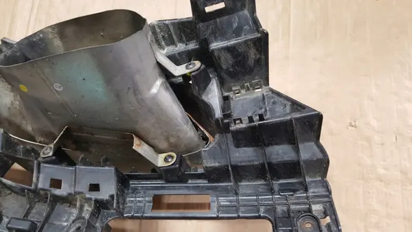 Soporte de escape OEM 8W0253825L Izquierdo Audi A4 B9 image 8
