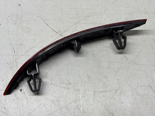 Reflector parachoques trasero Audi A3 8V OEM 8V0945106A image 4