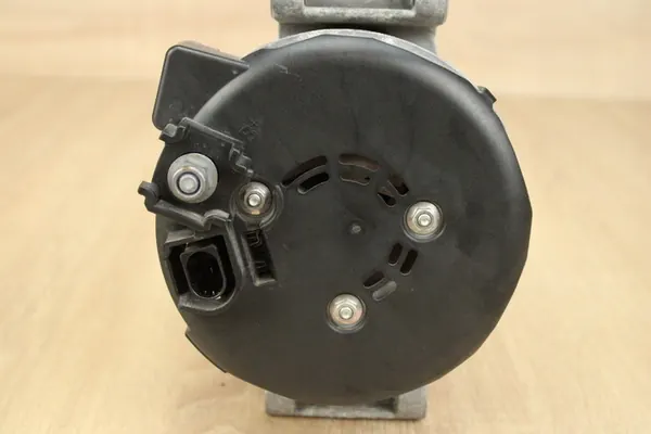 Audi A4 B9 A5 F5 2.0 TFSI 06L903024C Vaihtovirtageneraattori image 3