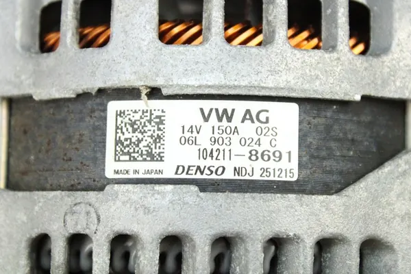 Audi A4 B9 A5 F5 2.0 TFSI 06L903024C Vaihtovirtageneraattori image 4