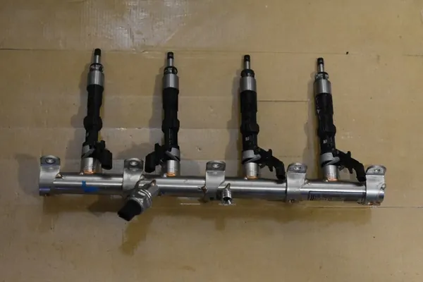 Rampe de carburant gauche Porsche Cayenne 9Y 4.0 TFSI image 2