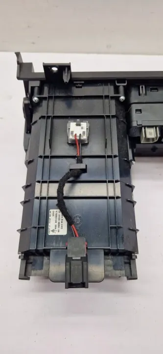 Enchufe USB Maserati Ghibli OEM 670066186 Salpicadero image 3
