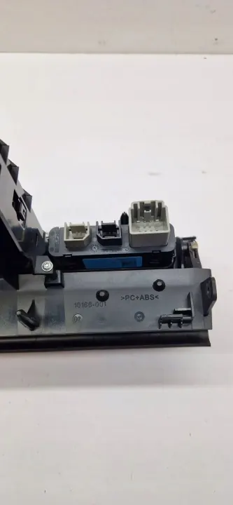 Enchufe USB Maserati Ghibli OEM 670066186 Salpicadero image 4