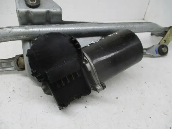 Passat B5 Etupyyhkijän Moottori 8D1955605B image 3