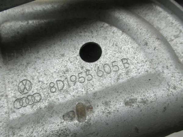 Passat B5 Etupyyhkijän Moottori 8D1955605B image 5