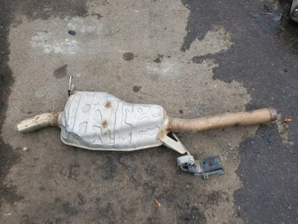 Audi A4 B9 8W 2.0 TDI Center Muffler OEM 8W0253411A image 2