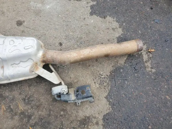 Audi A4 B9 8W 2.0 TDI Center Muffler OEM 8W0253411A image 4