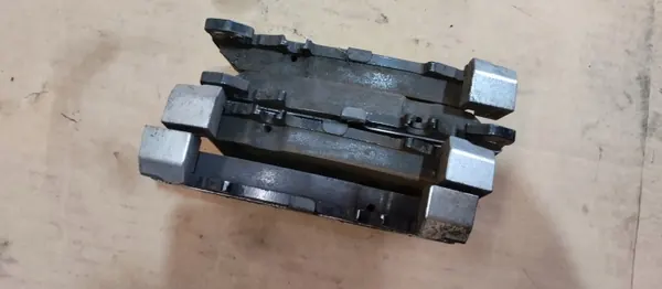 OEM A0009051520 frambromsbelägg set för Mercedes image 3
