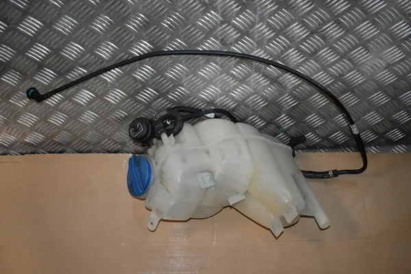 Porsche Panamera 971 Vloeistofreservoir image 2