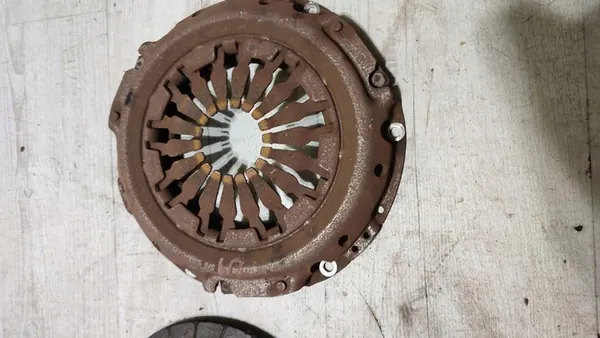 Kytkinpainelevy 1.6 16V Dacia Duster I Lift image 2