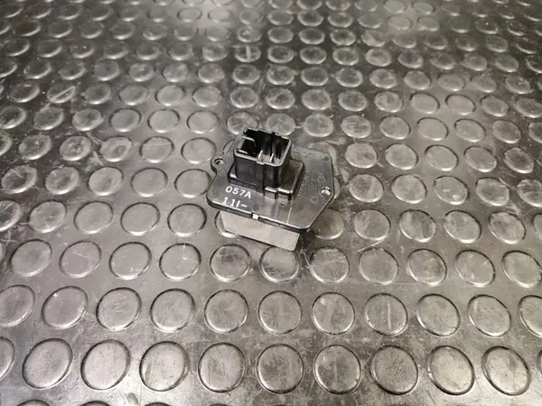 Relais de ventilateur de chauffage CITROËN C4 AIRCROSS 1.8L diesel 057A11L image 5