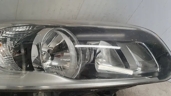 Volvo XC60 Oikea Ajovalaisin OEM 31358110 image 4