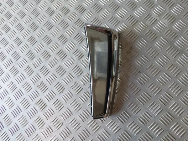 Cadillac SRX Luchtinlaat Rechter voor spatbord LED OEM 22966563 image 2