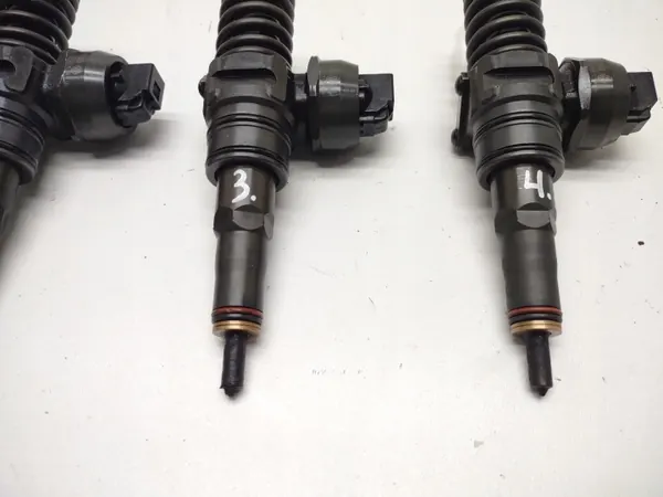 Pompe lave-glace OEM 038130073AG pour VW Golf V image 3