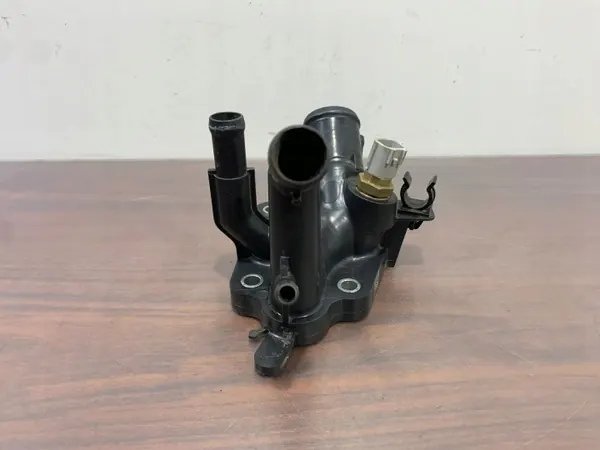 Mitsubishi Outlander IV termostaatin kotelo OEM 110606CA0A image 3