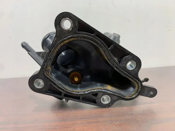 Mitsubishi Outlander IV termostaatin kotelo OEM 110606CA0A image 5