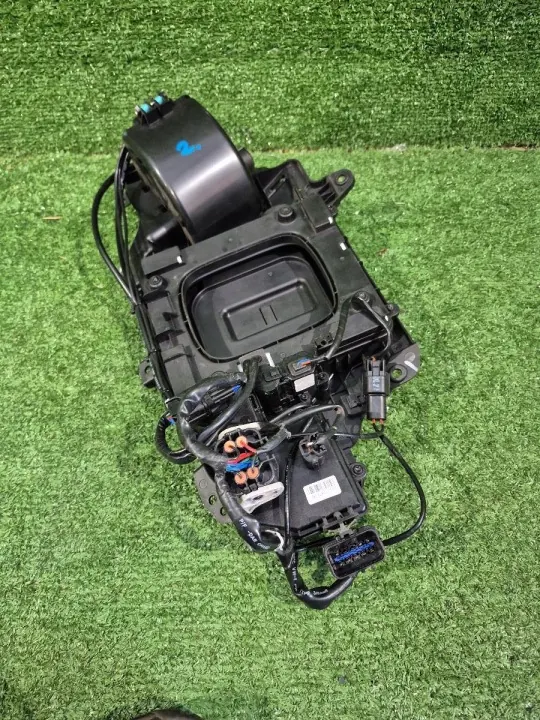 Tapa de Puerto de Carga Hyundai Kona EV OEM 86340-K4000 image 3