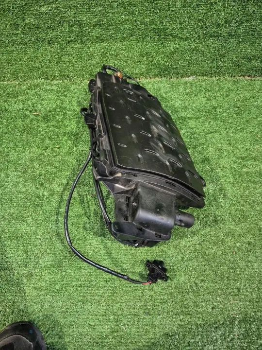 Tapa de Puerto de Carga Hyundai Kona EV OEM 86340-K4000 image 4