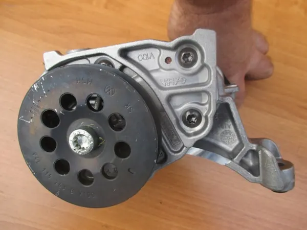 VW AUDI SEAT SKODA 1.6 2.0 TDI Olje Pump Hjul 04L115263B image 4