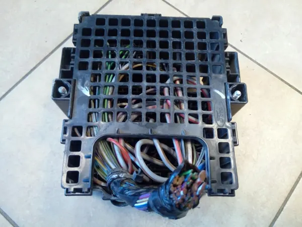 Säkringslåda OEM 8V51-14A073-AA för Ford Fiesta MK7 image 3