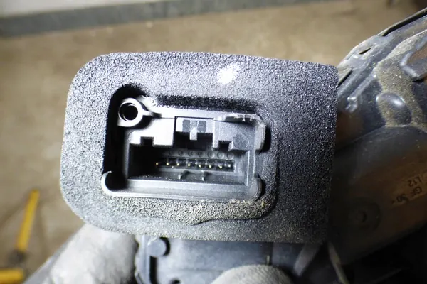 Fram vänster dörrlås Skoda Fabia III 5TB837015C 7-PIN image 5