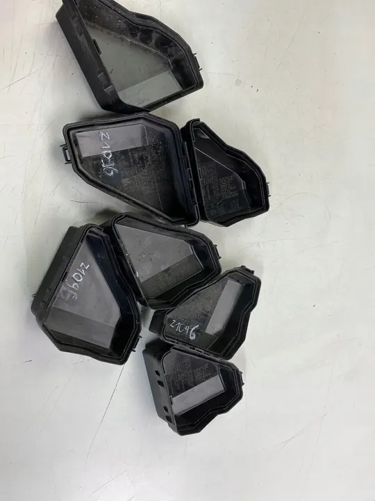 Tampa da caixa de fusíveis Toyota Yaris III 82662-52791 image 10