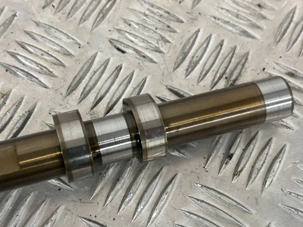 Árvore de cames Maserati Levante OEM 296890 - Usado image 6