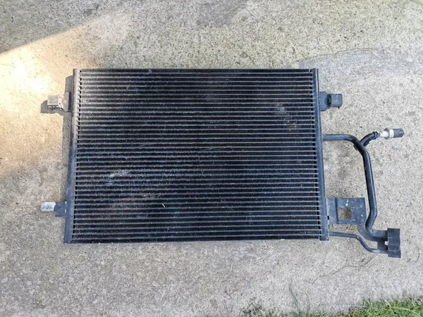 Audi A4 B5 A/C-kondensaattori anturilla 8D0260401G image 2