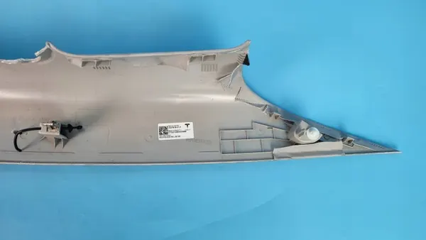Tesla Model 3 Oikea Pilarikansi OEM 1527916-01-F image 8