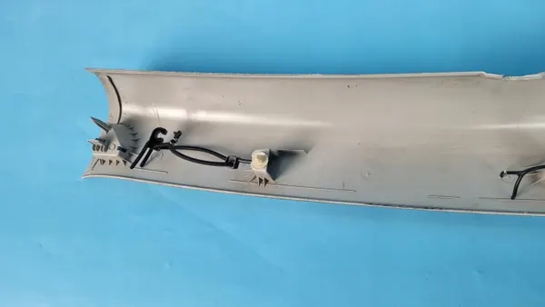Tesla Model 3 Oikea Pilarikansi OEM 1527916-01-F image 9