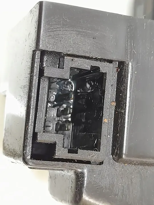 Fecho porta-malas Peugeot 207 2008 OEM 9660403980 image 3
