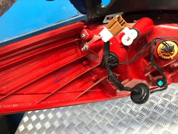 Nissan Tiida C11 Lámpara Trasera Derecha 26550EM00A image 10