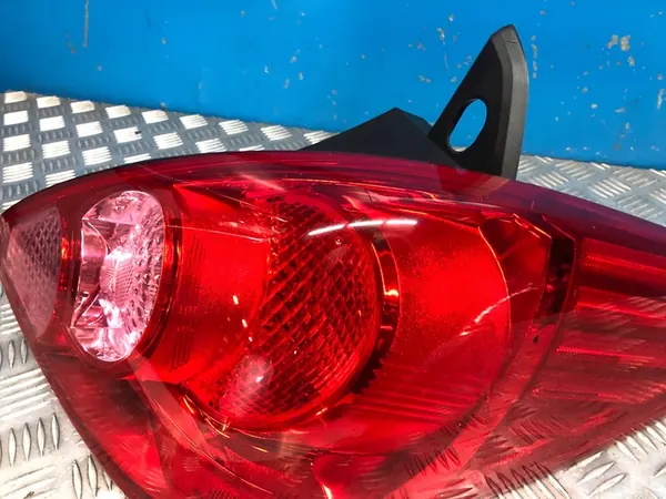 Nissan Tiida C11 Lámpara Trasera Derecha 26550EM00A image 4