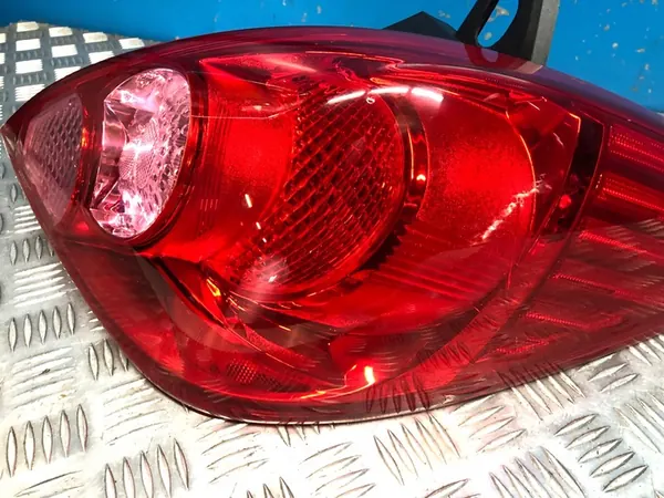 Nissan Tiida C11 Lámpara Trasera Derecha 26550EM00A image 5