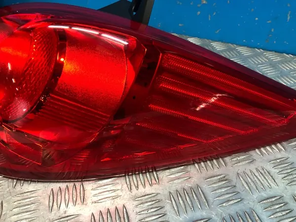 Nissan Tiida C11 Lámpara Trasera Derecha 26550EM00A image 6