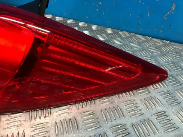 Nissan Tiida C11 Lámpara Trasera Derecha 26550EM00A image 7