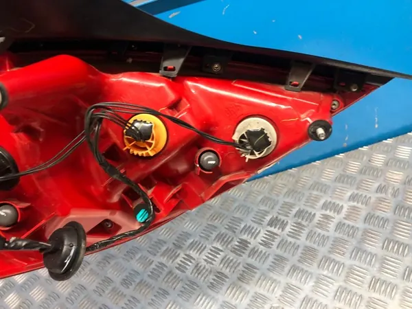 Nissan Tiida C11 Lámpara Trasera Derecha 26550EM00A image 9