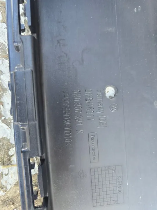 VW Tiguan voorbumper OEM 5N0807221K - Gebruikt image 7