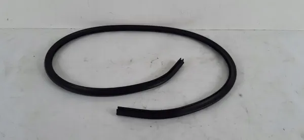 Volvo XC60 II tuulilasin tiiviste OEM 1206089432 image 2