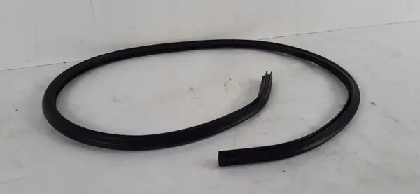Volvo XC60 II tuulilasin tiiviste OEM 1206089432 image 3