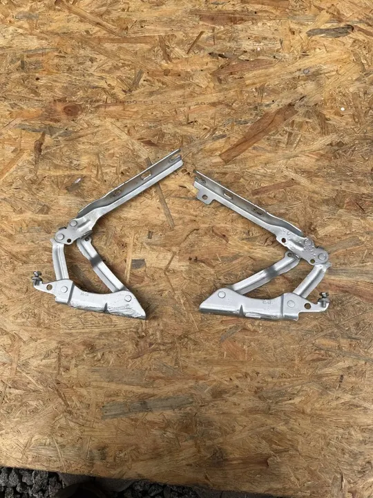 VW Golf VI 2008-2013 Bisagra de capó derecha 5K0823302B image 2