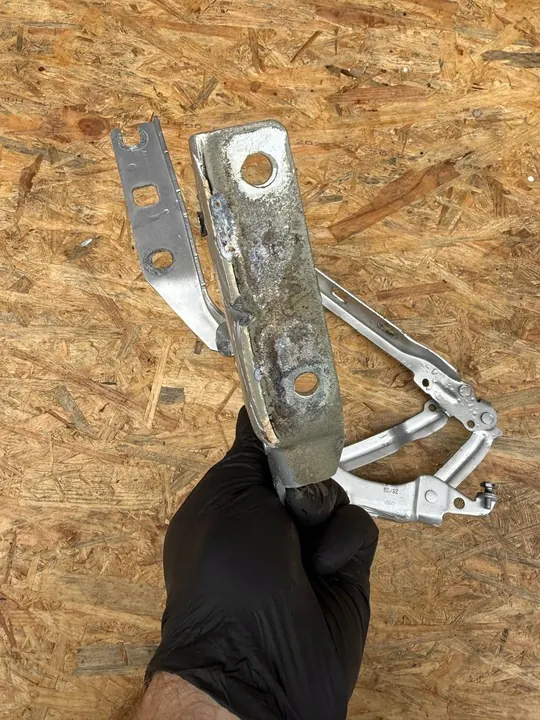 VW Golf VI 2008-2013 Bisagra de capó derecha 5K0823302B image 3