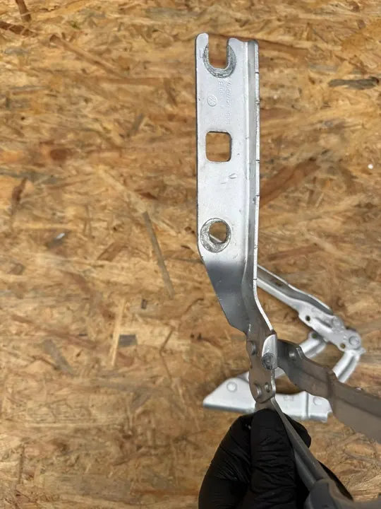 VW Golf VI 2008-2013 Bisagra de capó derecha 5K0823302B image 4