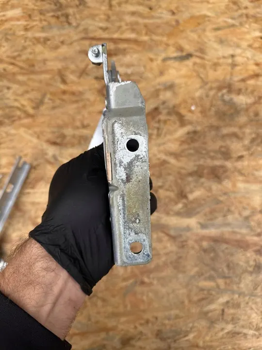 VW Golf VI 2008-2013 Bisagra de capó derecha 5K0823302B image 5