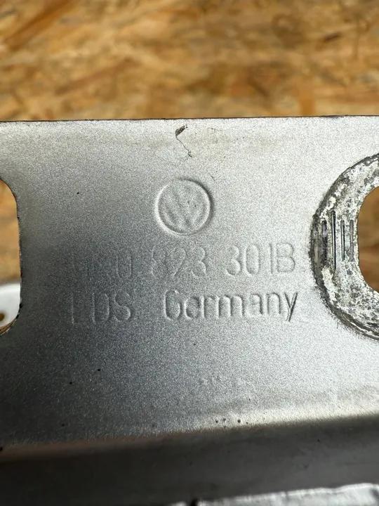 VW Golf VI 2008-2013 Bisagra de capó derecha 5K0823302B image 7