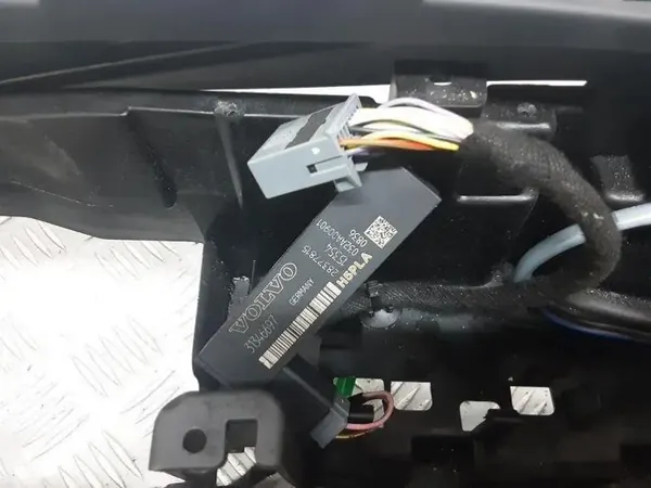 Reposabrazos Volvo S90 OEM 31389614 - Usado image 7