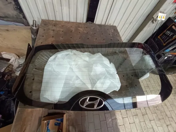 Vitre de hayon Hyundai OEM 87110-N7000 - Occasion image 2